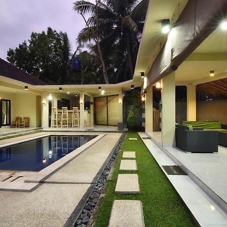 Santai Villa Kuta  Rum bild